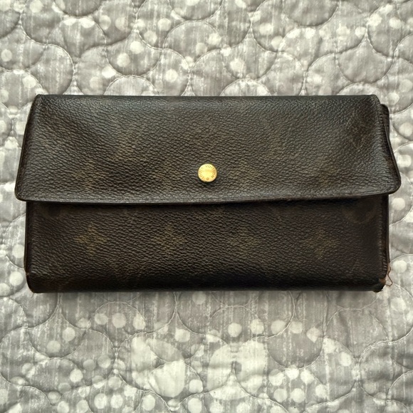 Louis Vuitton Handbags - Louis Vuitton Monogram Sarah Trifold Wallet